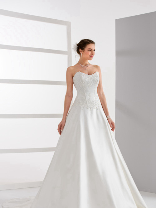 A-line Sweetheart Chapel Train Satin Bridal Wear With Applique