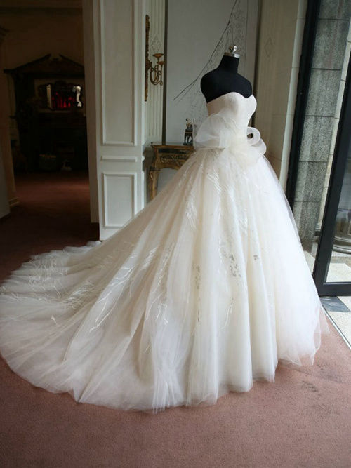 A-line Sweetheart Court Train Tulle Wedding Gown