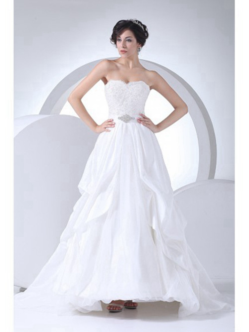 Elegant A-line Sweetheart Organza Bridal Dress
