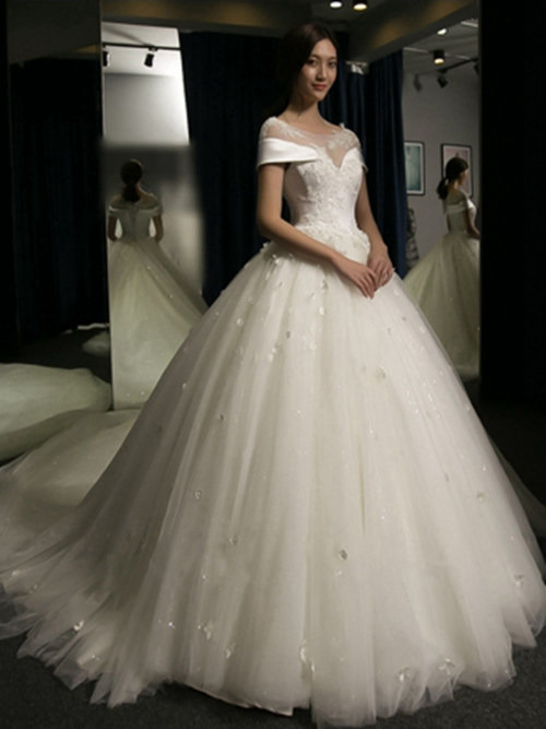 A-line Bateau Tulle Wedding Gown Applique