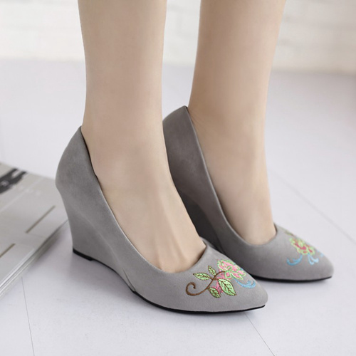 Traditional Grey Wedding Shoes With Embrodiery