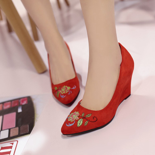 Traditional Red Wedding Shoes With Embrodiery