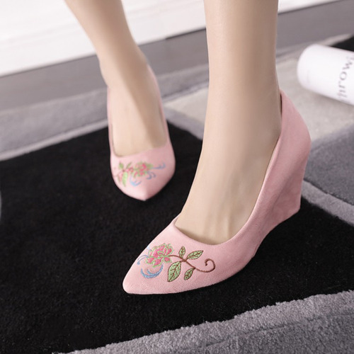Traditional Pink Wedding Shoes With Embrodiery